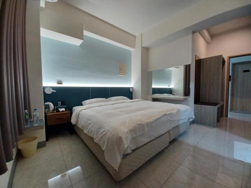 ein großes Schlafzimmer mit einem großen Bett und einem Badezimmer in der Unterkunft 111古坑行旅 