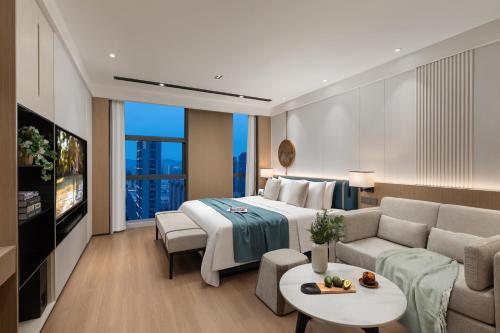 Postel nebo postele na pokoji v ubytování Somerset Taihu New City CBD Wuxi