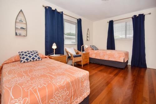 Llit o llits en una habitació de Golden Beach Family & Friends Getaway ZC4