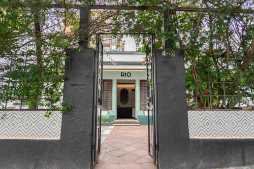 una porta aperta per un edificio con il segnale più antico di RIO HOSTEL a Guatemala