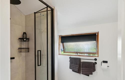 baño con ducha y ventana en 1 Bedroom Lovely Home In Holbk, en Holbæk