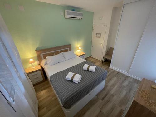 - une chambre avec un lit et 2 serviettes dans l'établissement Apartamento Casa Vivian, à Mérida