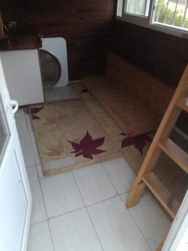 uma casa de banho com WC e um piso com folhas no chão em Orman ev em Ayvacık