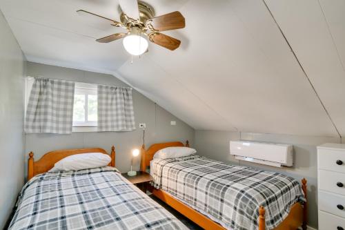 Llit o llits en una habitació de Family-Friendly Rockwell City Vacation Rental!