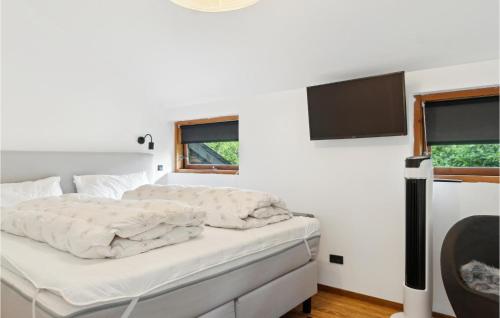En eller flere senge i et værelse på 1 Bedroom Lovely Home In Holbk