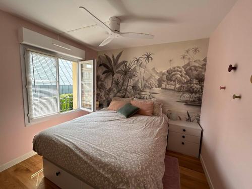 1 dormitorio con 1 cama y una pintura en la pared en T2 Cosy et calme en plein centre, en Burdeos
