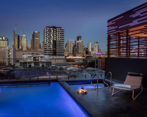 Bazén v ubytování Explore BNE from our Cute 1-Bed Apartment in South Brisbane nebo v jeho okolí