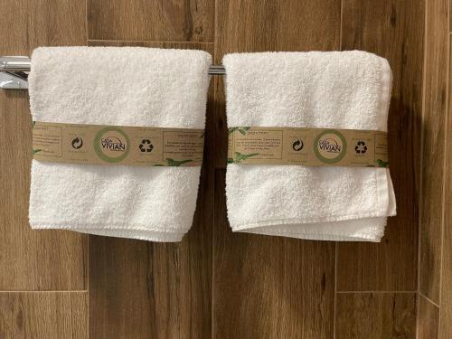 - 2 serviettes sur un porte-serviettes dans la salle de bains dans l'établissement Apartamento Casa Vivian, à Mérida