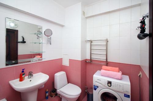 ein Badezimmer mit Waschbecken und Waschmaschine in der Unterkunft Great location Arbat, Zhibek zholy 81 & drinking water in Almaty