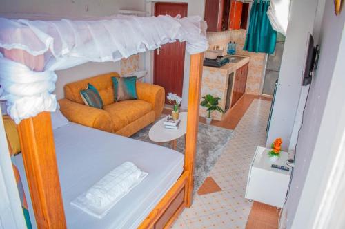 niewielka sypialnia z łóżkiem i kanapą w obiekcie Emap Homes-Urban studios w mieście Kilifi