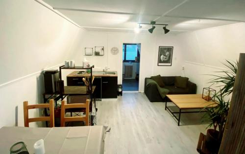 ein Wohnzimmer mit einem Sofa und einem Tisch in der Unterkunft Finnhütte Strandbad Adria in Dessau
