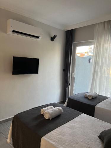 Кровать или кровати в номере Moni Homes