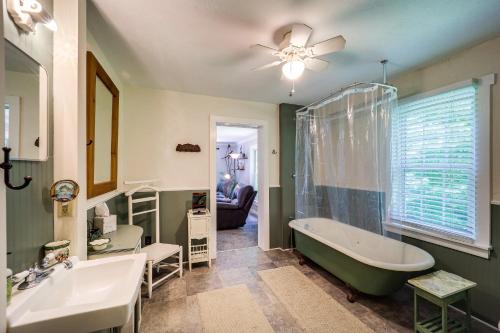 Koupelna v ubytování On-Site Stream Serene Cottage in Bakersville!