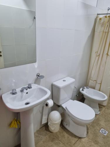 uma casa de banho branca com um WC e um lavatório em Gergla em Luján de Cuyo