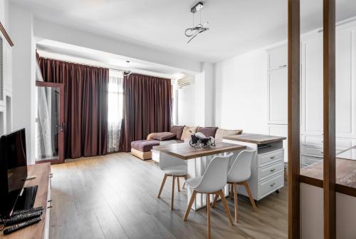 a kitchen and living room with a table and chairs at SnS Apartament Regal in Mamaia
