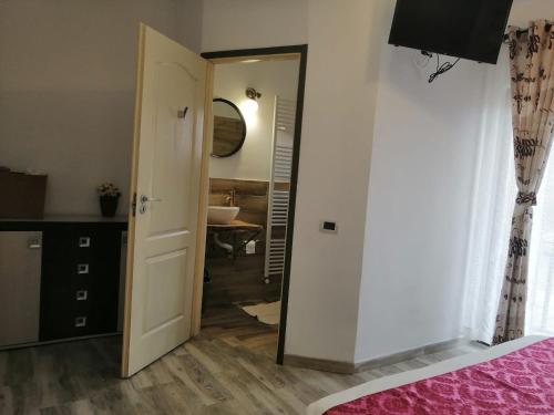 a bedroom with a door leading to a bathroom at Casa Sofia in Borsa