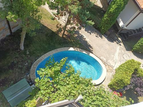 una vista aérea de una piscina en un patio en Bay View Villas Nona 1d, en Kosharitsa