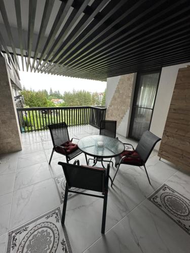 Aparthotel Alpin Resort Poiana Brasov ACE Apartment 2405 - private apartment tesisinde bir balkon veya teras