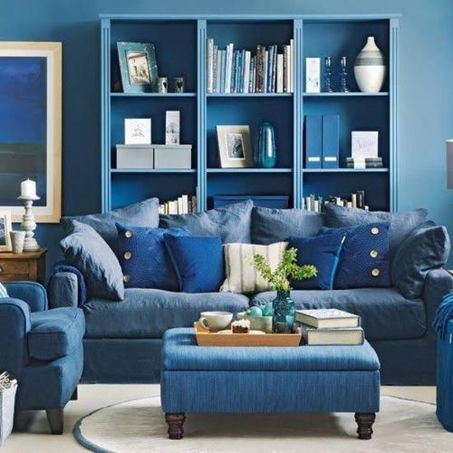 uma sala de estar azul com um sofá azul e uma parede azul em Casa magui em Cuautitlán Izcalli
