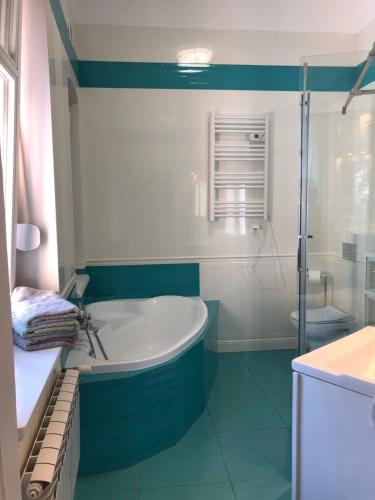 a bathroom with a tub and a shower at Parkowa 10 przy plaży i molo in Sopot