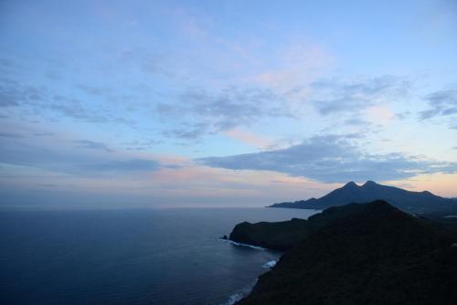 a view of the ocean with a mountain in the distance at Hotel Calachica Las Negras in Las Negras