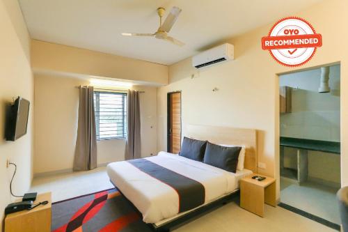 um quarto de hotel com uma cama e uma placa que não se lembra em Collection O Old Town em Bālianta