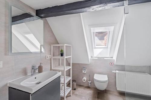 La salle de bains est pourvue d'un lavabo, de toilettes et d'une fenêtre. dans l'établissement #1890 Loft Ansbach, à Ansbach