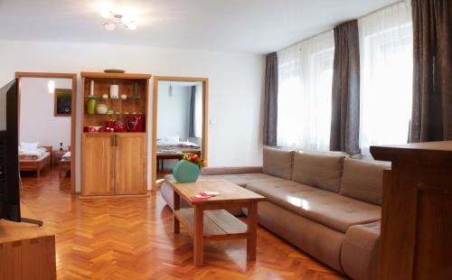 uma sala de estar com um sofá e uma mesa em KeramikArt-Wohnung em Pécs