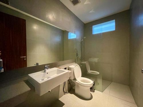 een badkamer met een toilet en een wastafel bij 5G Resort Cijeruk in Bogor