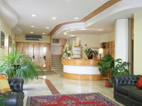 Lobbyen eller receptionen på Princely Apartment in Torre Pedrera with Swimming Pool