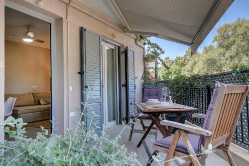 a patio with a table and chairs on a balcony at Sti Chora Apartments in Lefkada Town