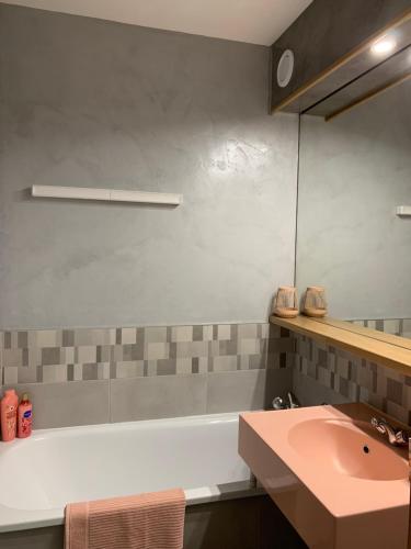 韋爾科爾地區格雷斯的住宿－Appartement 4 personnes BAT B03，浴室配有盥洗盆和浴缸。