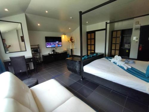 1 dormitorio con 1 cama grande y espejo grande en The Venue Residence - SHA Extra Plus en Pattaya South