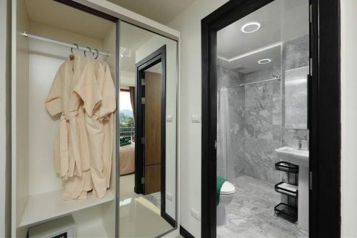 bagno con doccia, lavandino e servizi igienici di NEW one bedroom apartment MBC E a Ban Bo Sai Klang