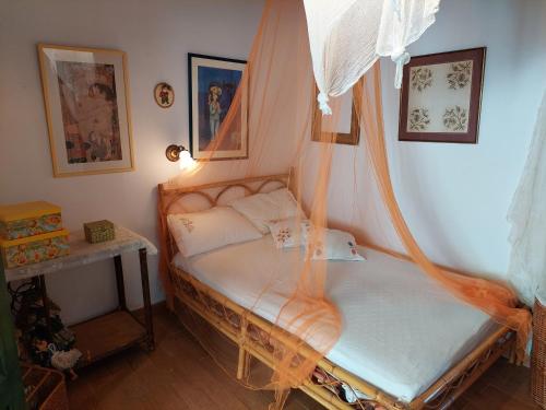 Cette chambre dispose d'un lit avec moustiquaire. dans l'établissement PORTO KATSIKI-HOME, à Athani