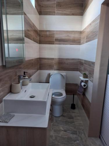 y baño con lavabo blanco y aseo. en En-suite Rooms in shared appartment, en Quatre Bornes