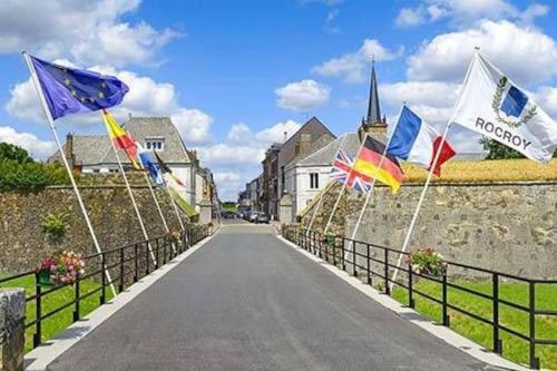 uma rua com várias bandeiras numa vedação em l'annexe des Remparts em Rocroi