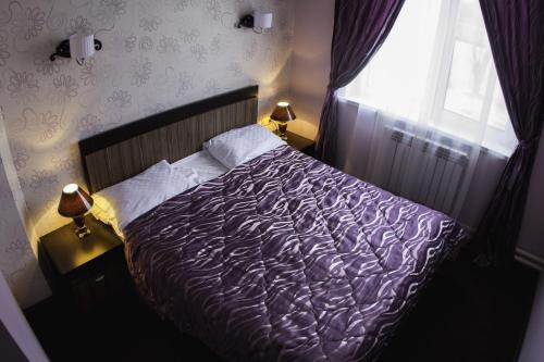 モスクワにあるHotel Liteのベッドルーム(紫色のベッド1台、窓付)