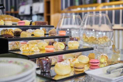 a bunch of pastries on trays on a table at Kriss Internazionale Hotel in Bardolino