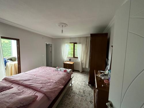 um quarto com uma cama, uma secretária e uma janela em Yomra / Trabzon em Yomra