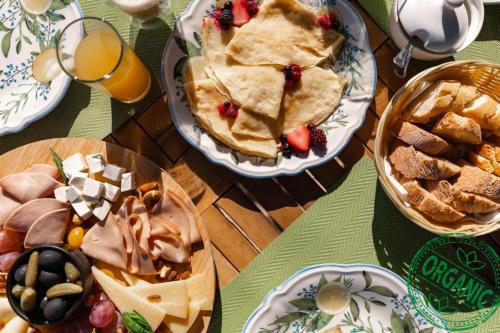 un tavolo di legno con piatti di cibo sopra di Sunny House a Korčula