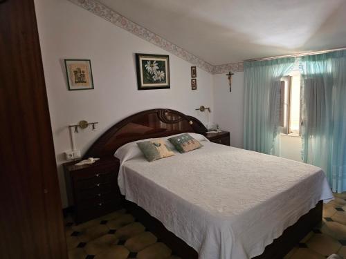 Un dormitorio con una cama grande y una ventana en Cal Tendre, en Albagés