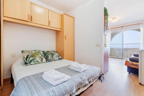 1 dormitorio con 1 cama con 2 toallas en Estudio Welcs EMP 082 Frente del Mar, en Empuriabrava