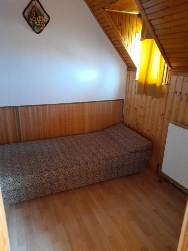a small room with a bed in a room at Harmónia Vendégház 100 méterre az Igali gyógyfürdőtől in Igal