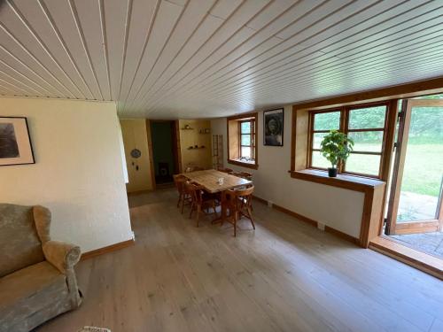 uma sala de estar com uma mesa e um sofá em Korsholt-natur 135 G em Sindal