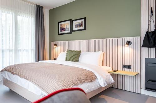 sypialnia z dużym łóżkiem i telewizorem w obiekcie stuub hinterzarten w mieście Hinterzarten