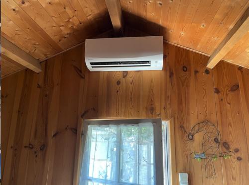 Cette chambre est dotée d'un plafond avec la climatisation et d'une fenêtre. dans l'établissement La Petite Maison de La Rochelle, à La Rochelle