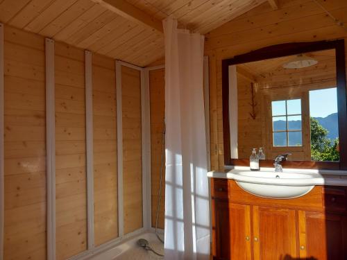 bagno con lavandino e specchio di Glamping tent nel Supramonte a Urzulei