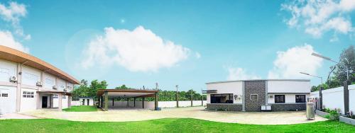 a building with a gazebo in a yard at Villa Del Cascel in Bulala