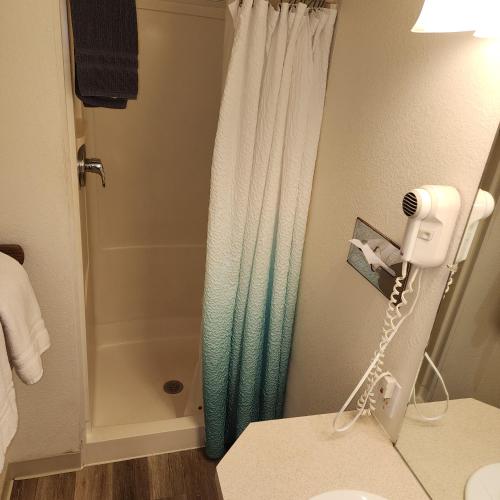 Bilik mandi di Canyon Motel near Rocky Mountain National Park